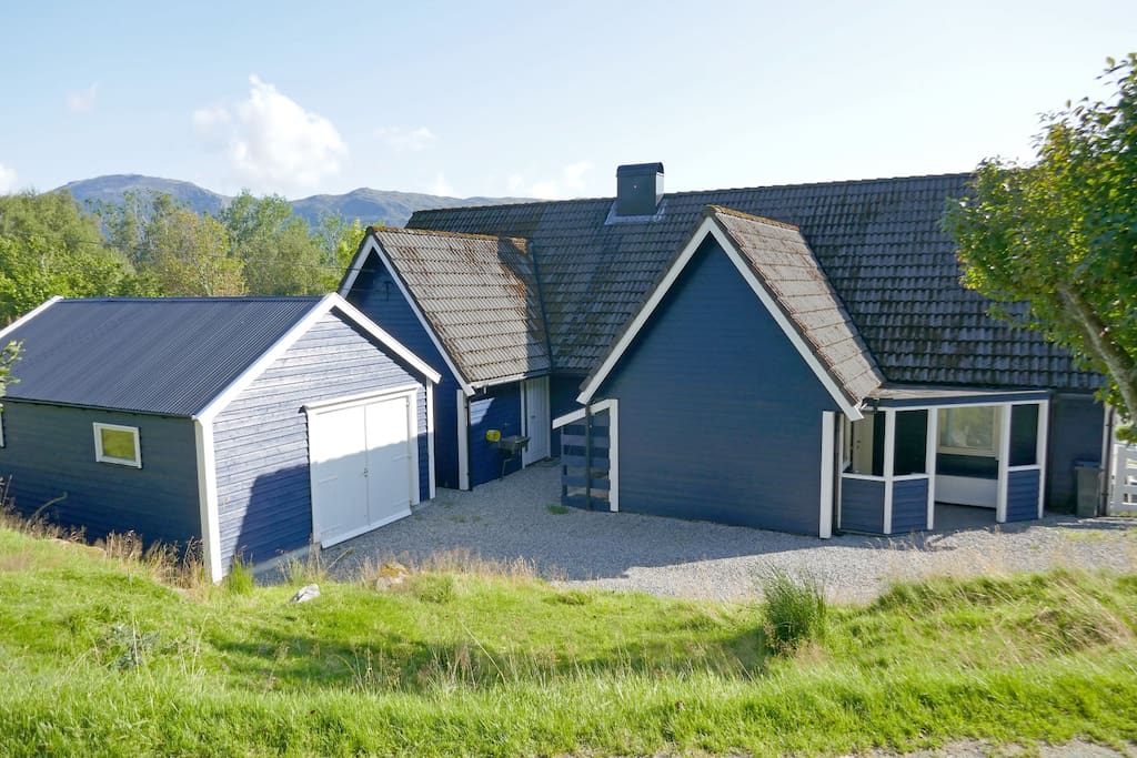 Huset har egen garasje.