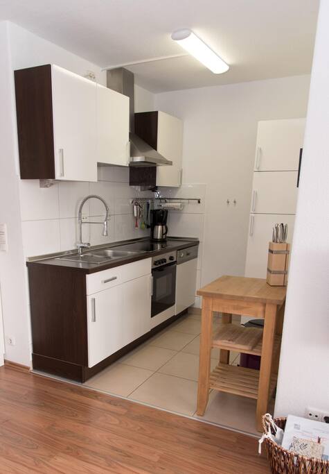 Küche mit großem Kühlschrank und Gefrierfach