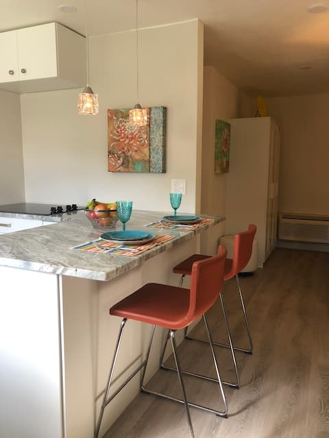 Top Airbnb: Quiet & Cozy Guesthouse minutes to the beach. in Seminole