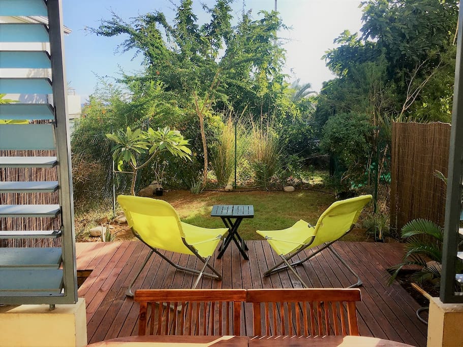 Terrasse et jardinet, vue sur les jardins de la résidence