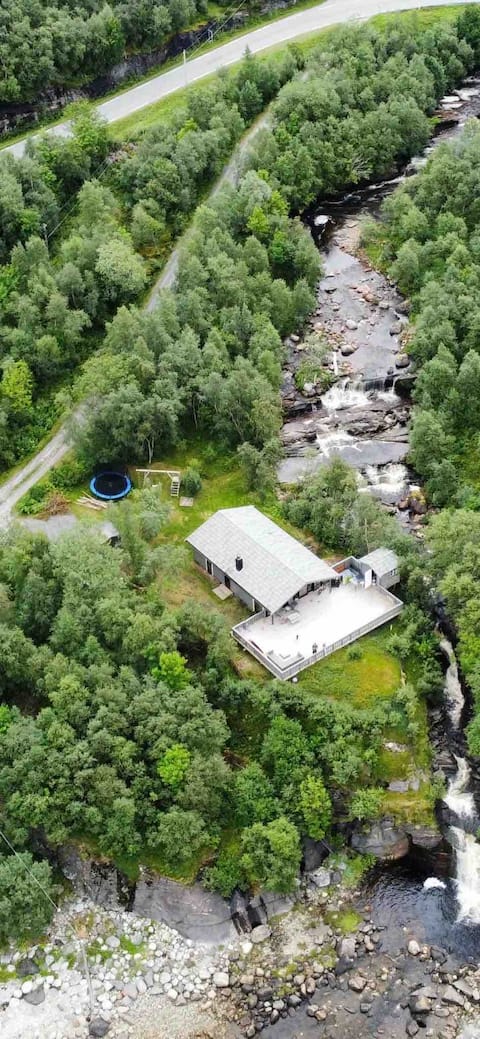 Cozy cabin on gorgeous Sandhornøya