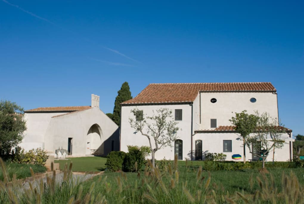 La proprietà comprende due edifici: la casa principale divisa in appartamenti e una chiesa sconsacrata trasformata in una villa.