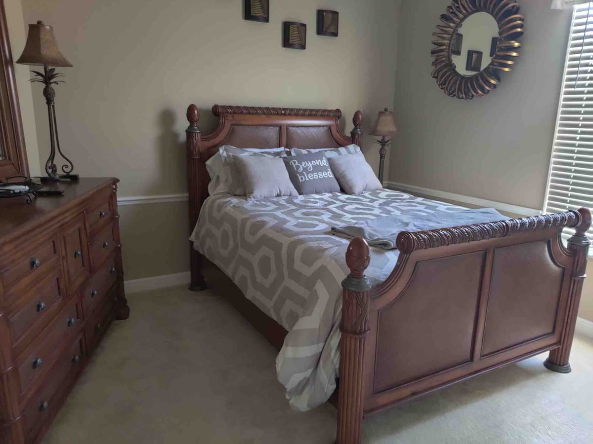 Spálňa pre hostí s manželskou poste