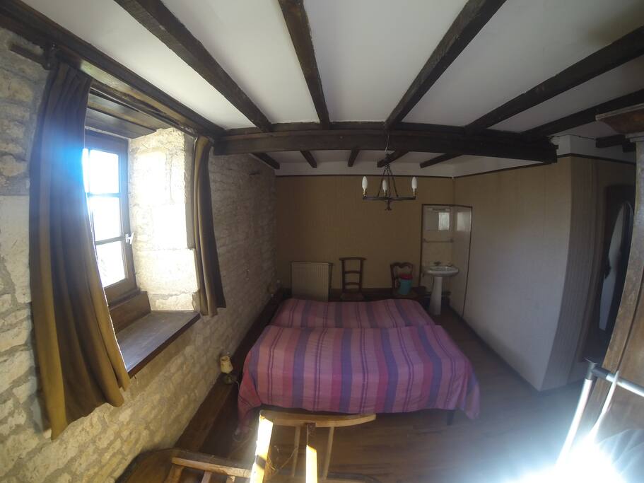 chambre 1 avec 3 lits simple, exposée plein sud.