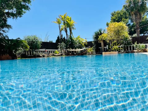 A villa with a giant pool, perfectly located.