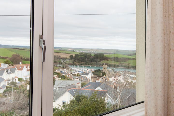 Uitzicht vanuit de slaapkamer met tweepersoonsbed op de eerste verdieping.