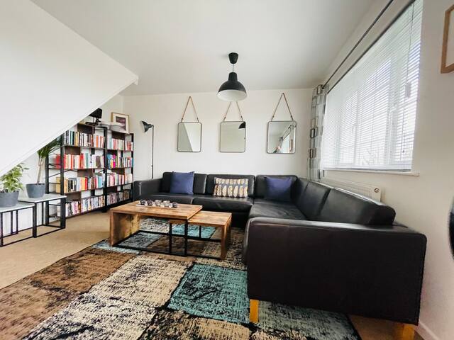 Cheerful 5-bedroom townhouse with free parking