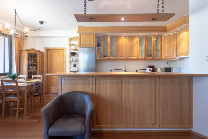 SPACIOUS,NEWLY REFURBISHED APT, SUPERB LOCATION gallery image 4