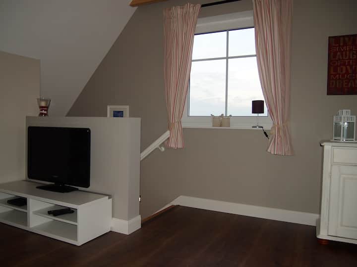 Wohnzimmer mit TV und HiFi-Anlage