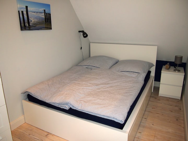 Schlafzimmer mit Doppelbett