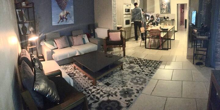 Sehr schönes Wohnzimmer und Küche.
Die Küche ist gut eingerichtet, ihr Tisch ist schön mit der Möglichkeit, sich mit 10 niederzulassen
Das Wohnzimmer ist gemütlich, gegenüber befindet sich die Veranda, die auch als Schlafbereich dient 