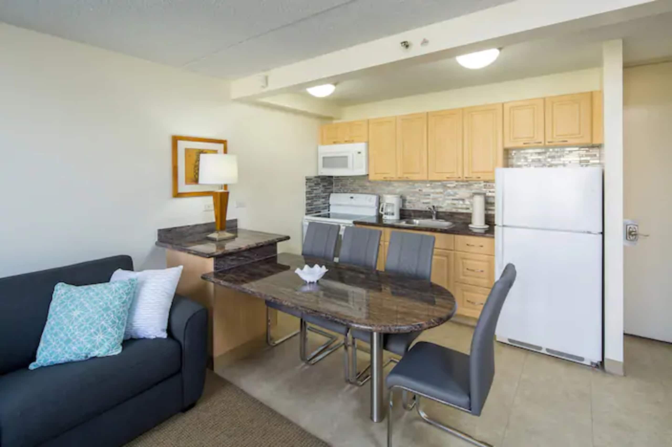 Condo in Honolulu · ★4.61 · 1 bedroom · 3 beds · 1 private bath - Image 4