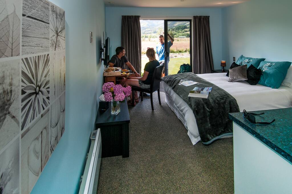 Glenorchy Peaks Deluxe Queen Ensuite Room Bed and breakfasts for Rent