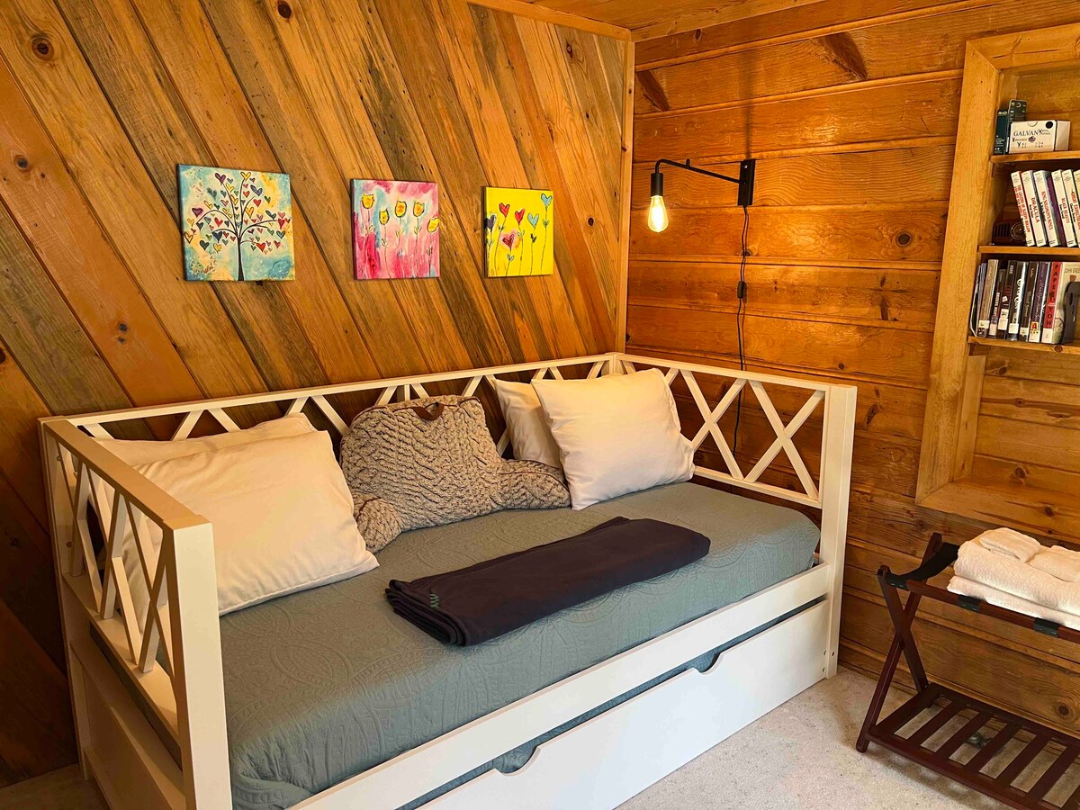 第三间卧室配有一张双人床和一张第二张双人床。 它还包括一些我们最喜欢的书籍，供您在住宿期间阅读。