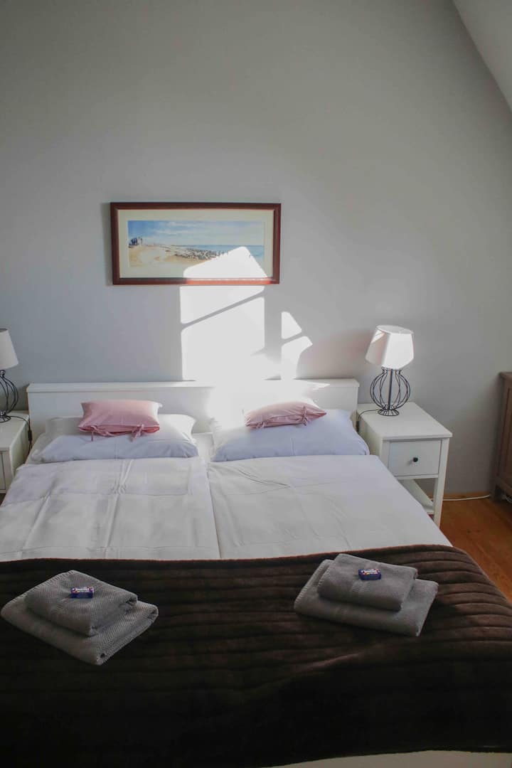 Bonita cama doble junto a una estufa básica.