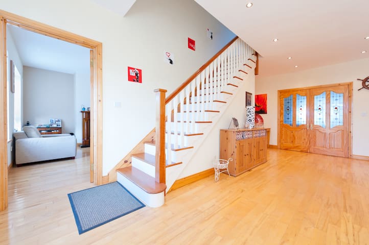 Large Family Room, Close to Airport and City.