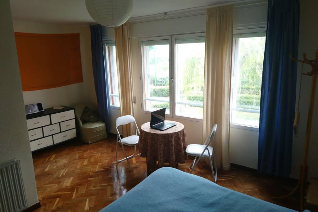 amplia habitación con vistas y baño privado