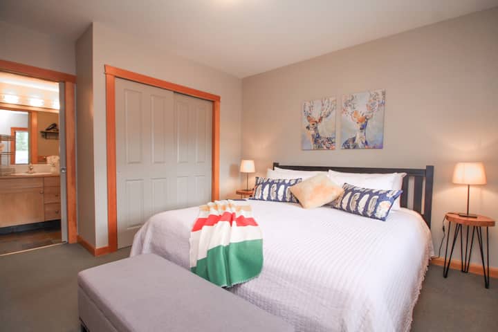 เตียงคิงไซส์ในห้องนอนใหญ่