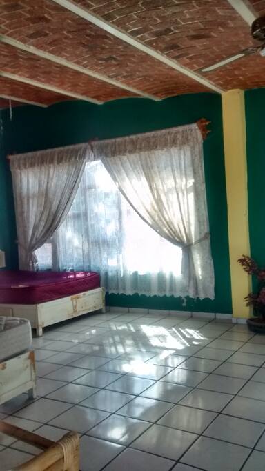 Habitación con cama matrimonial e individual