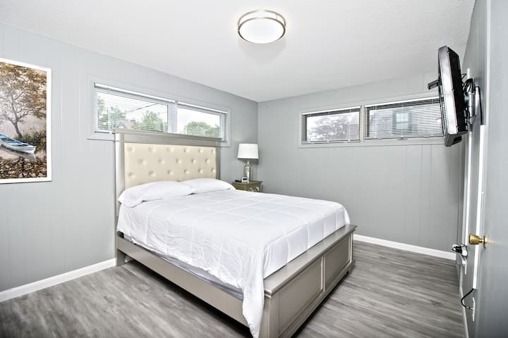 主层主卧：标准双人床、步入式衣橱（熨斗/熨衣板）、带镜子的梳妆台、2个床头柜和2个台灯、行李架、40英寸智能高清电视、全功能卫生间。 复古80年代复古装饰和瓷砖功能卫生间。