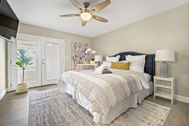 Glavna spavaća soba s Cal-Kingom, TV-om od 50inča, francuskim vratima do dvorišta i privatnom kupaonicom