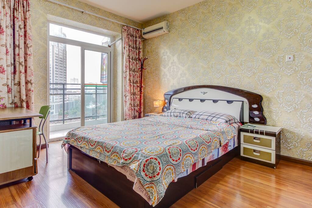 这是主卧哟,趟在床上看风景,难道有锦江的白鹭飞过来了?