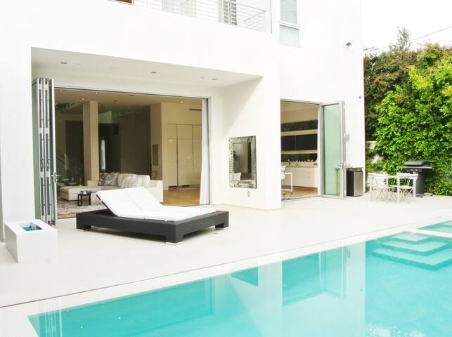 Modern Luxurious & Prime Location gallery image 5