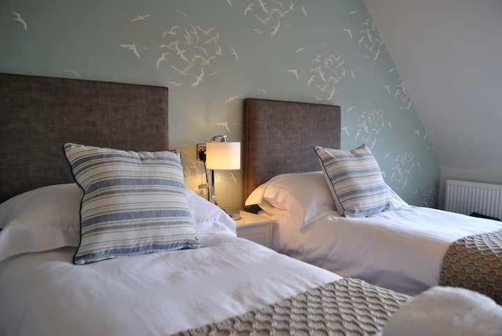 ห้องทั้งหมดได้รับการตกแต่งอย่างมีรสนิยมเพื่อการพักผ่อนที่ผ่อนคลาย