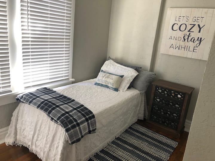 Acogedora cama doble con escritorio