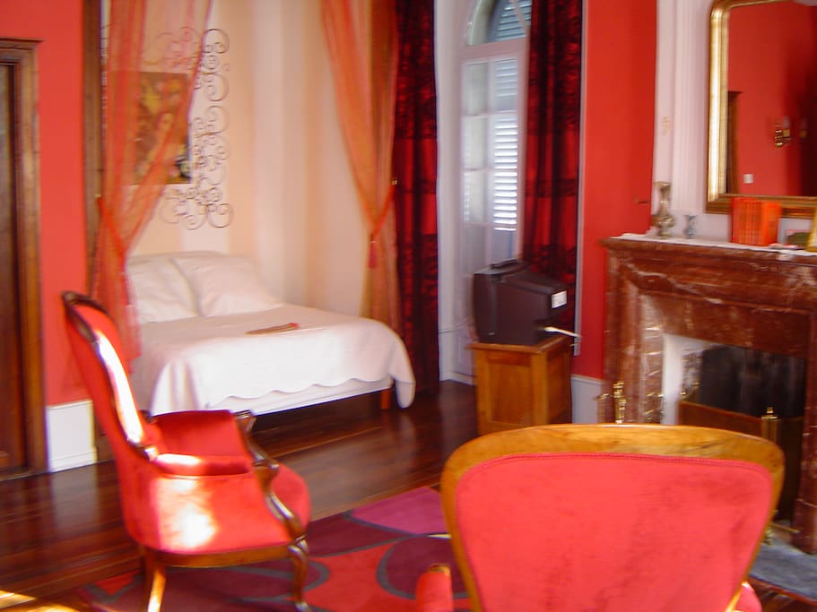 chambre romantique LOUIS PHILIPPE lumineuse elle donne sur le parc