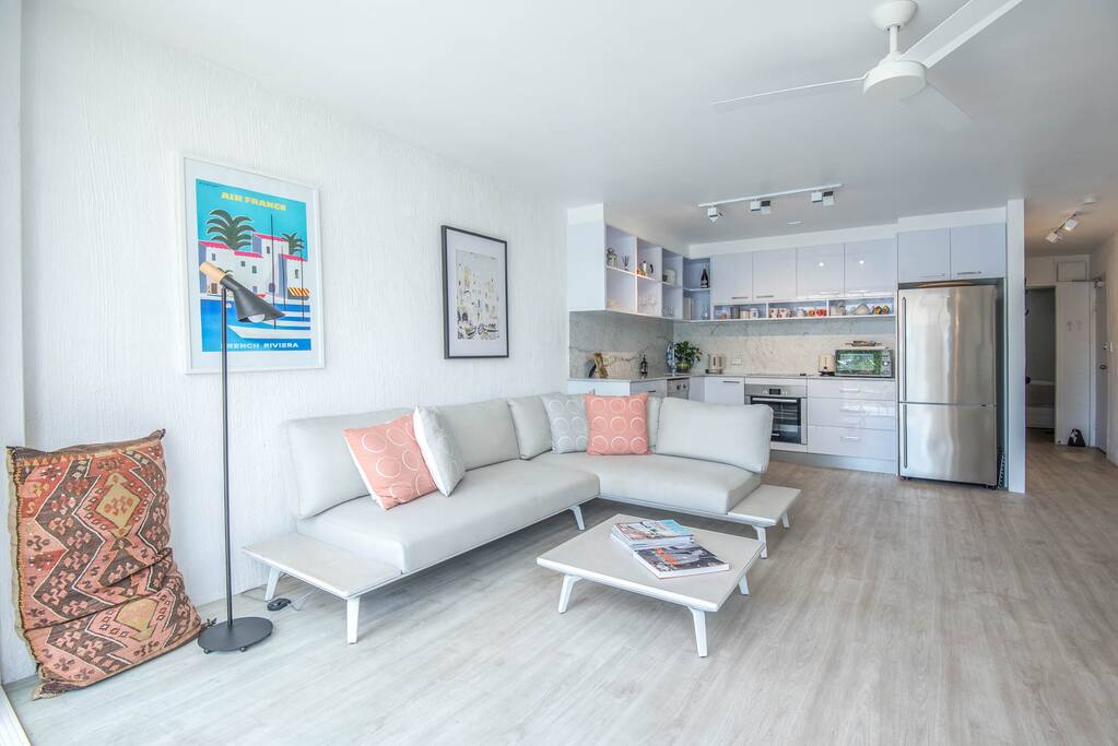 Kitchen Lounge area