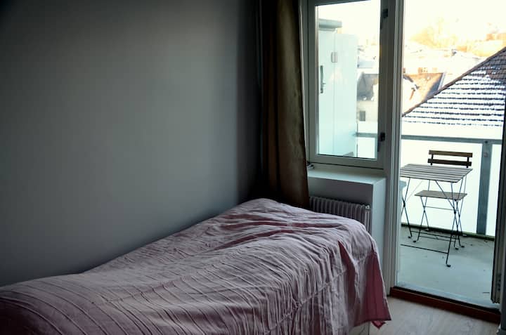 Dormitorio de 9 m² con cama extraíble, armario, mesita de noche y bonito balcón de 6 m².
