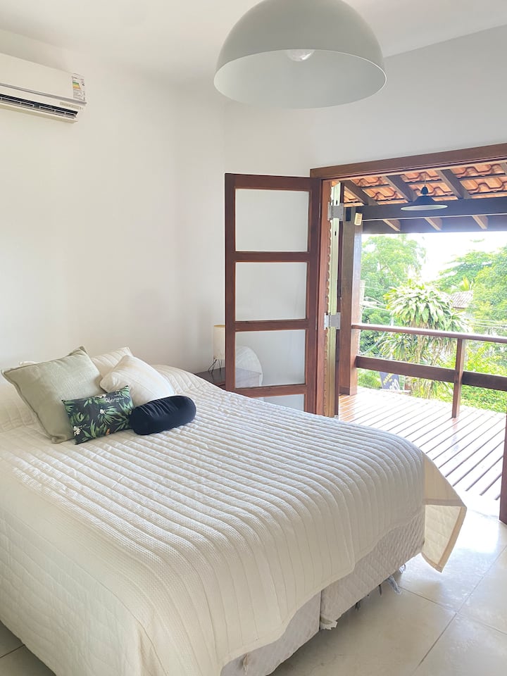 סוויטה בקומת הקרקע עם נוף לים - מיטת קווין סייז, ארון מובנה, מיזוג אוויר ונוף מדהים