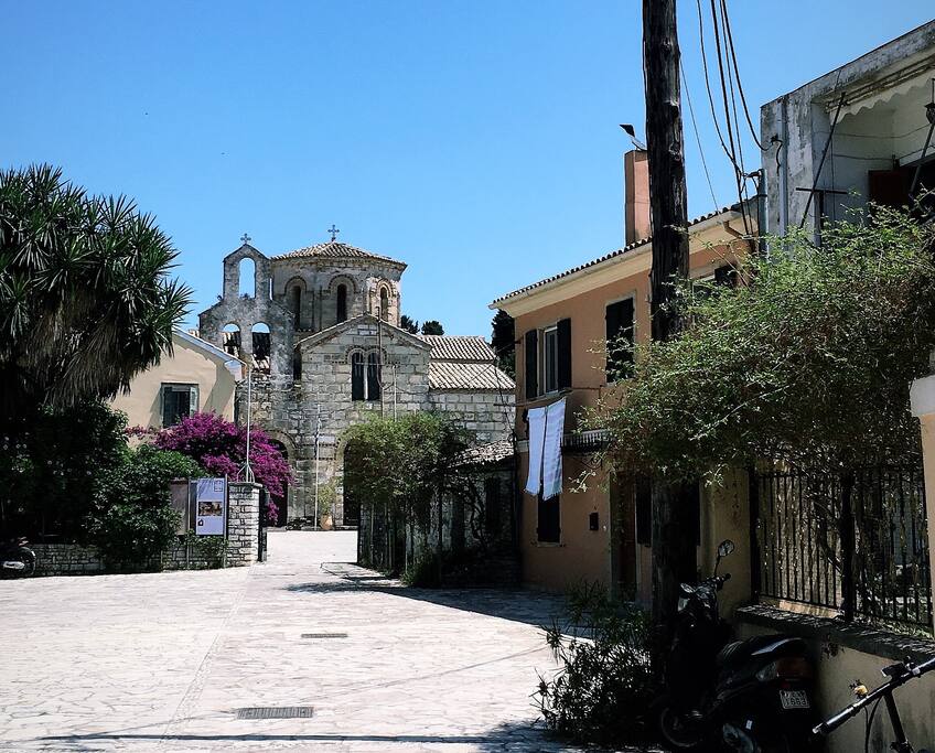 Η θέα από την αυλή του σπιτιού - the view from the frond yard
