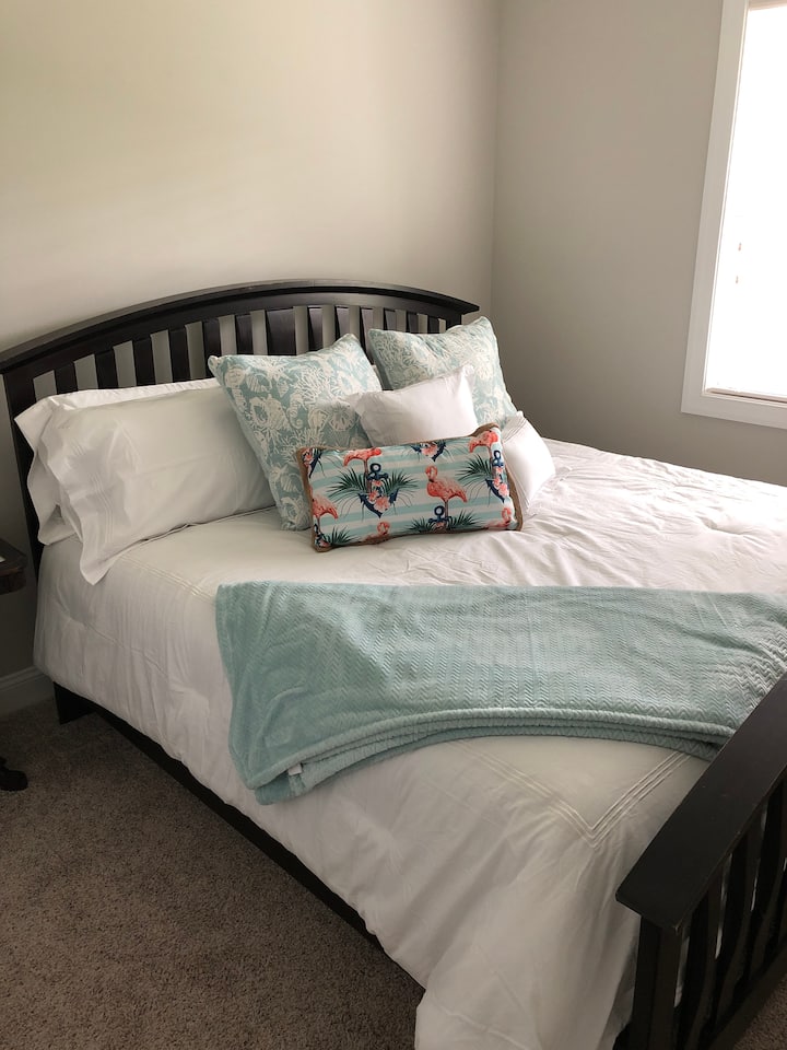 Dormitorio 2 con cama tamaño king.