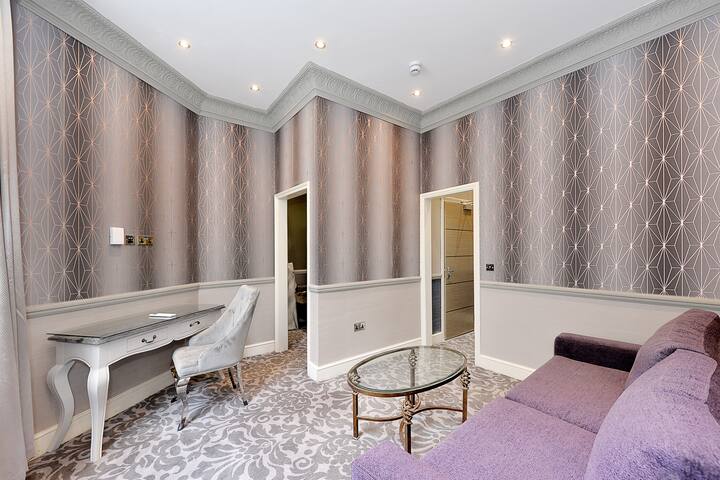 3 Bed/3 Bath Flat, Patio, AC, FibreOptic Wifi gallery image 5