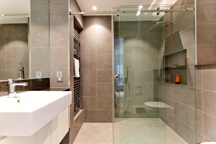 Modern and Luxury 2 bedroom with AC, Covent Garden gallery image 5