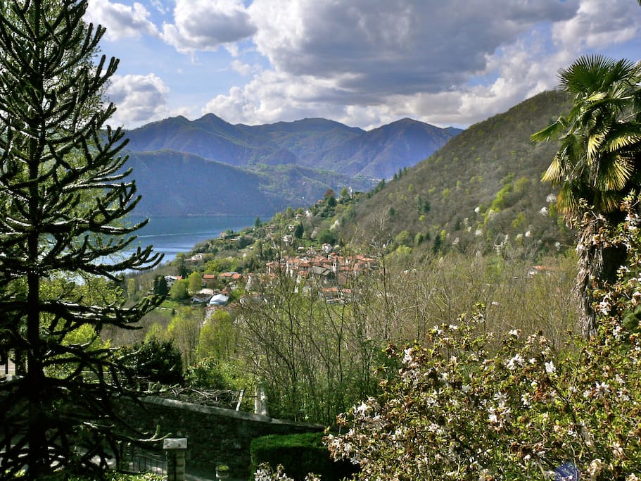 Der Blick schweift weit bis zum Monte-Rosa-Massiv
