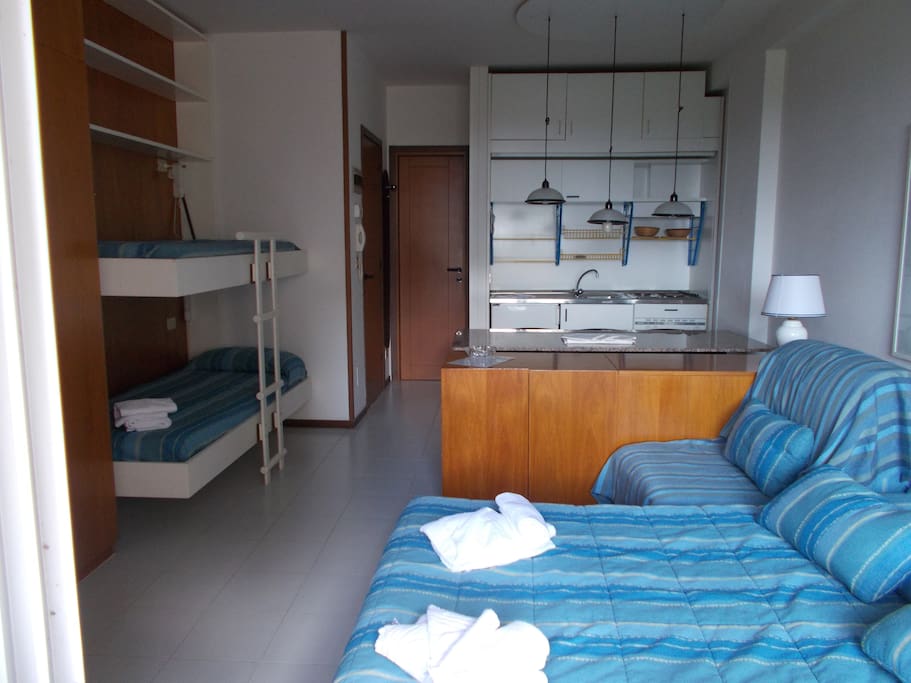 studio con letti a scomparsa e cucina