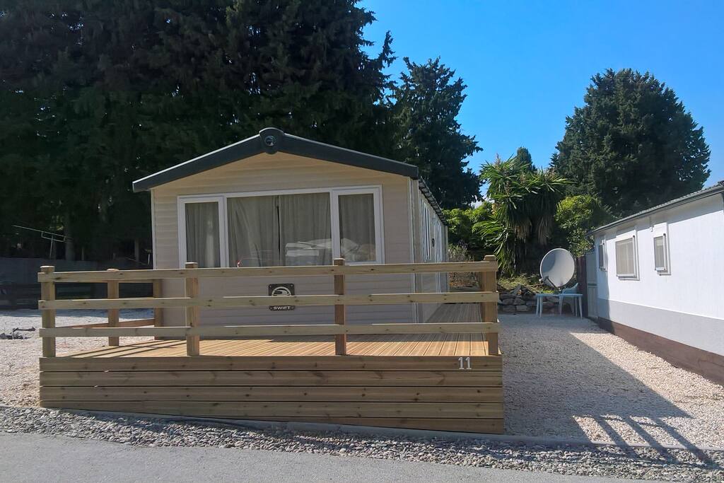Sleeps 8, car parking.