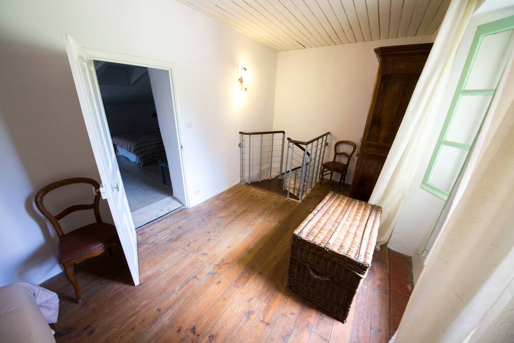 La première chambre donne sur la cour intérieure et est équipée d'une armoire et d'un lit deux places.