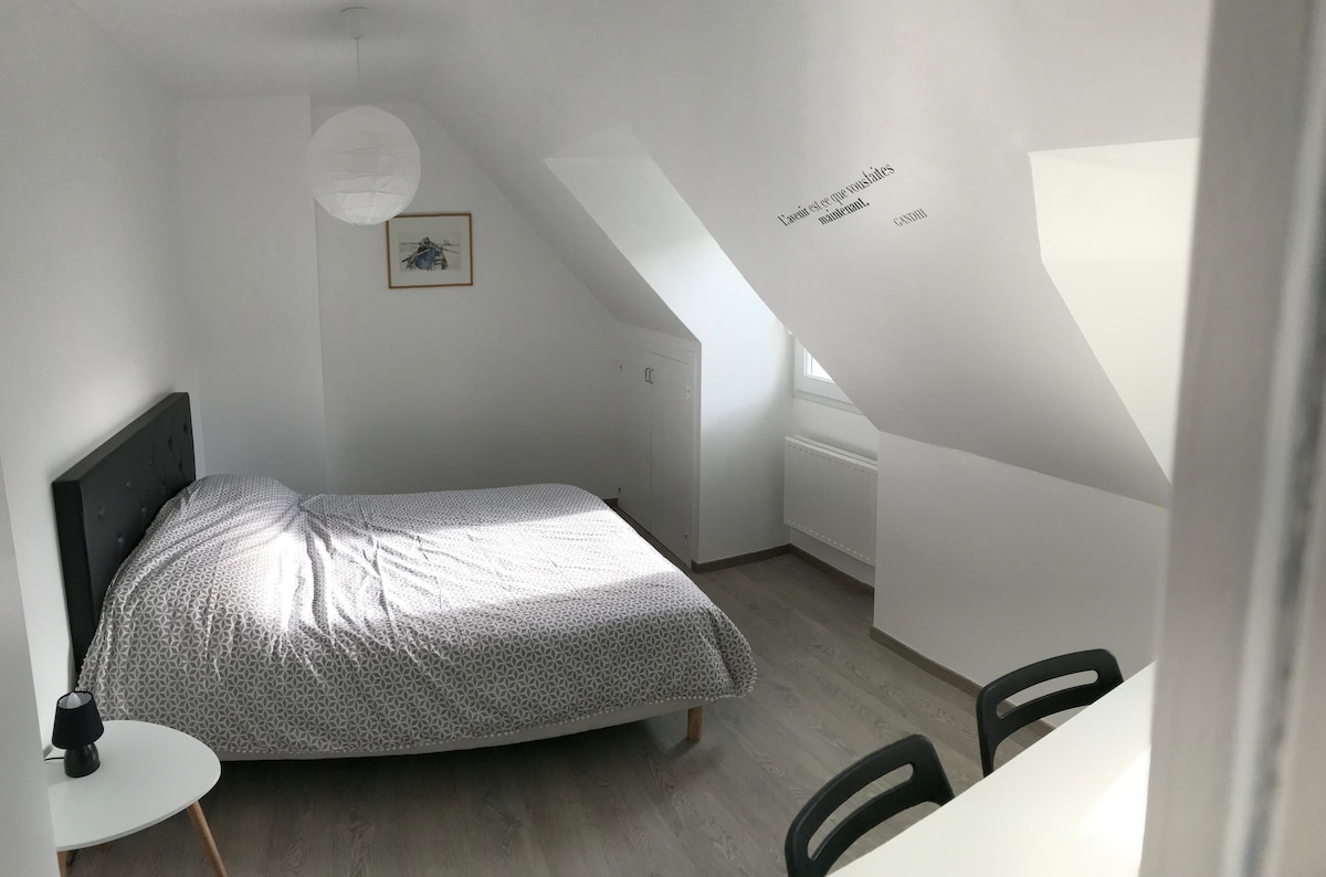 ห้องนอน #2 เตียงควีนไซส์ (160 ซม. x 200 ซม.)