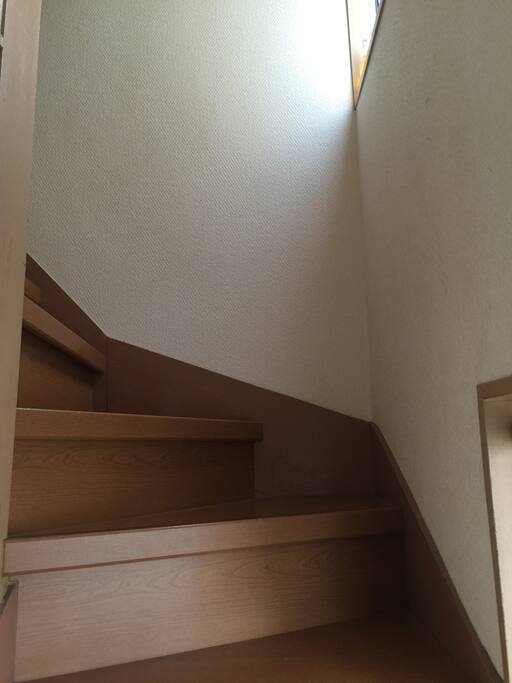 お客様のお部屋は階段を上がり2階へ