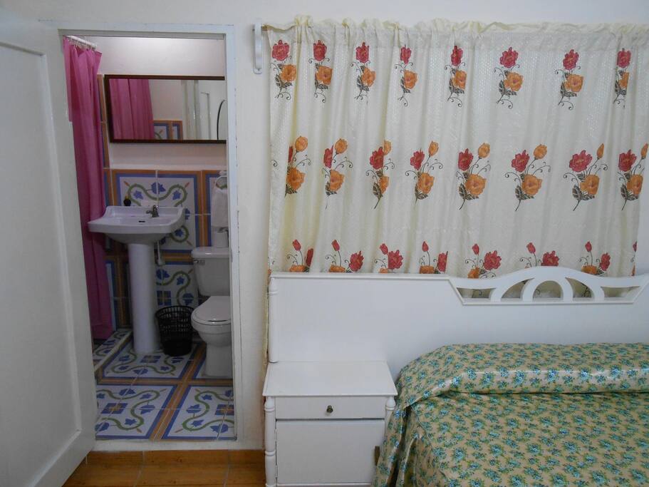 Entrada al baño dentro de la habitación