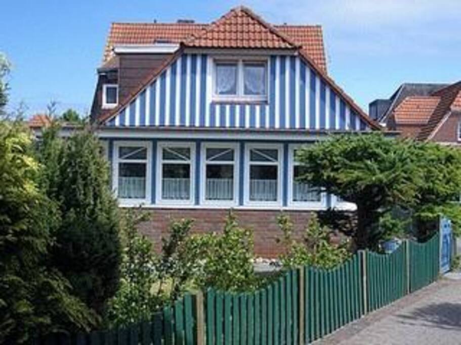 Südwestseite des Hauses, die Ferienwohnung ist hinten links gelegen.