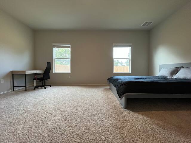 Corp Home 5Bdrm+Flex, 10Bd 3 Ba, Tesla, Samsung gallery image 4