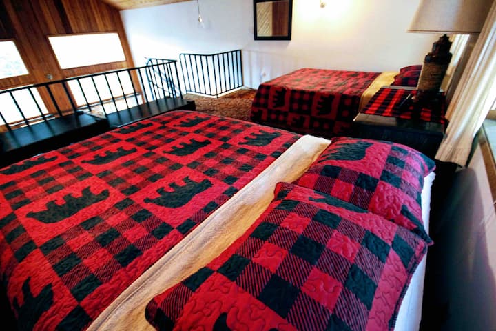 Dhomë gjumi e bollshme në loft