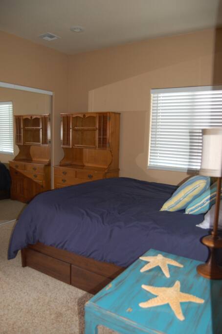 Bedroom 1 (Queen Bed)