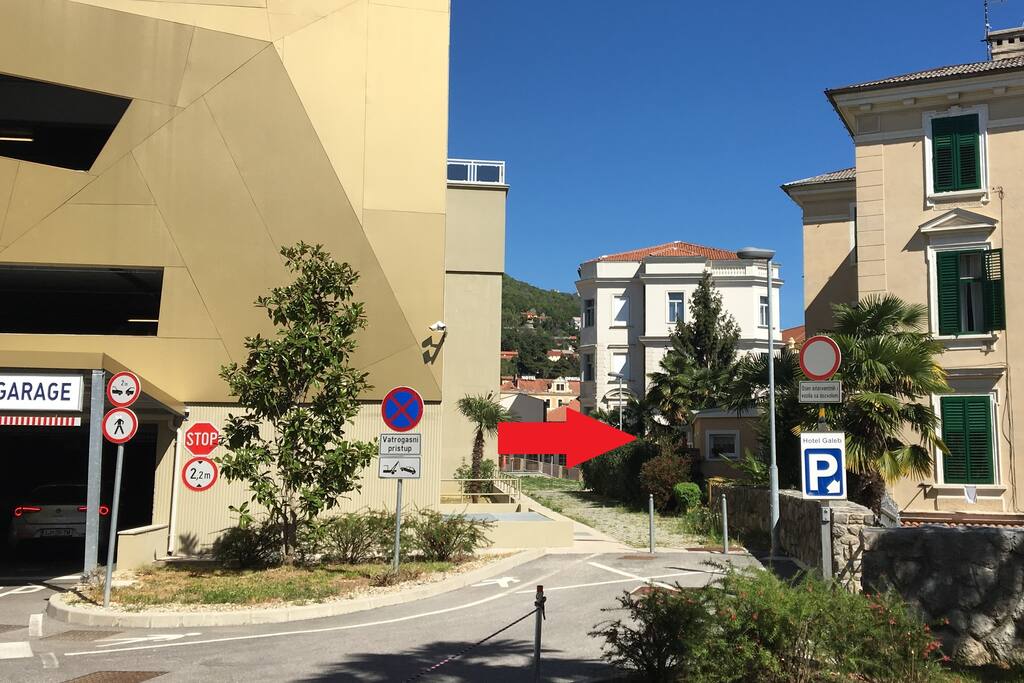 Garaža Slatina, ulaz i apartman označen strelicom / Garage Slatina, entrance and apartment location marked with the red arrow