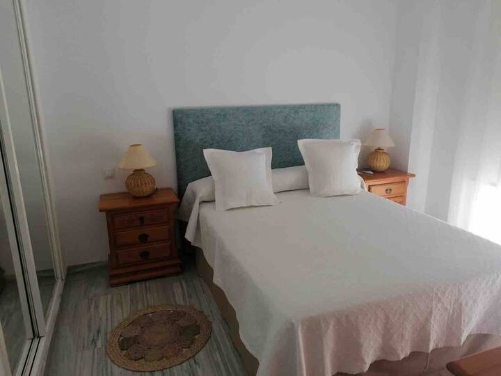 غرفة نوم رئيسية بحمام داخلي